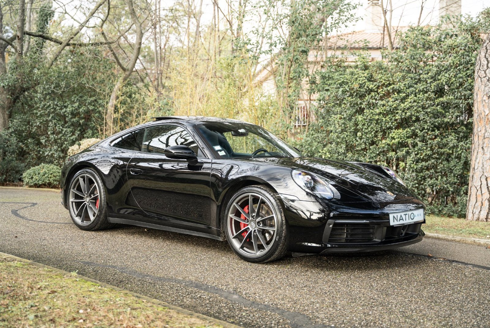 Porsche 911 noire — trois-quarts avant, sélection NatioPark