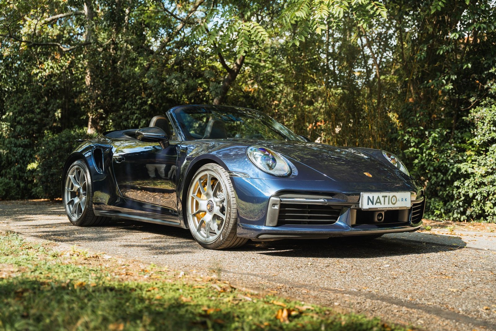 Porsche 911 Turbo S Cabriolet (992) bleue — trois-quarts avant, sélection NatioPark