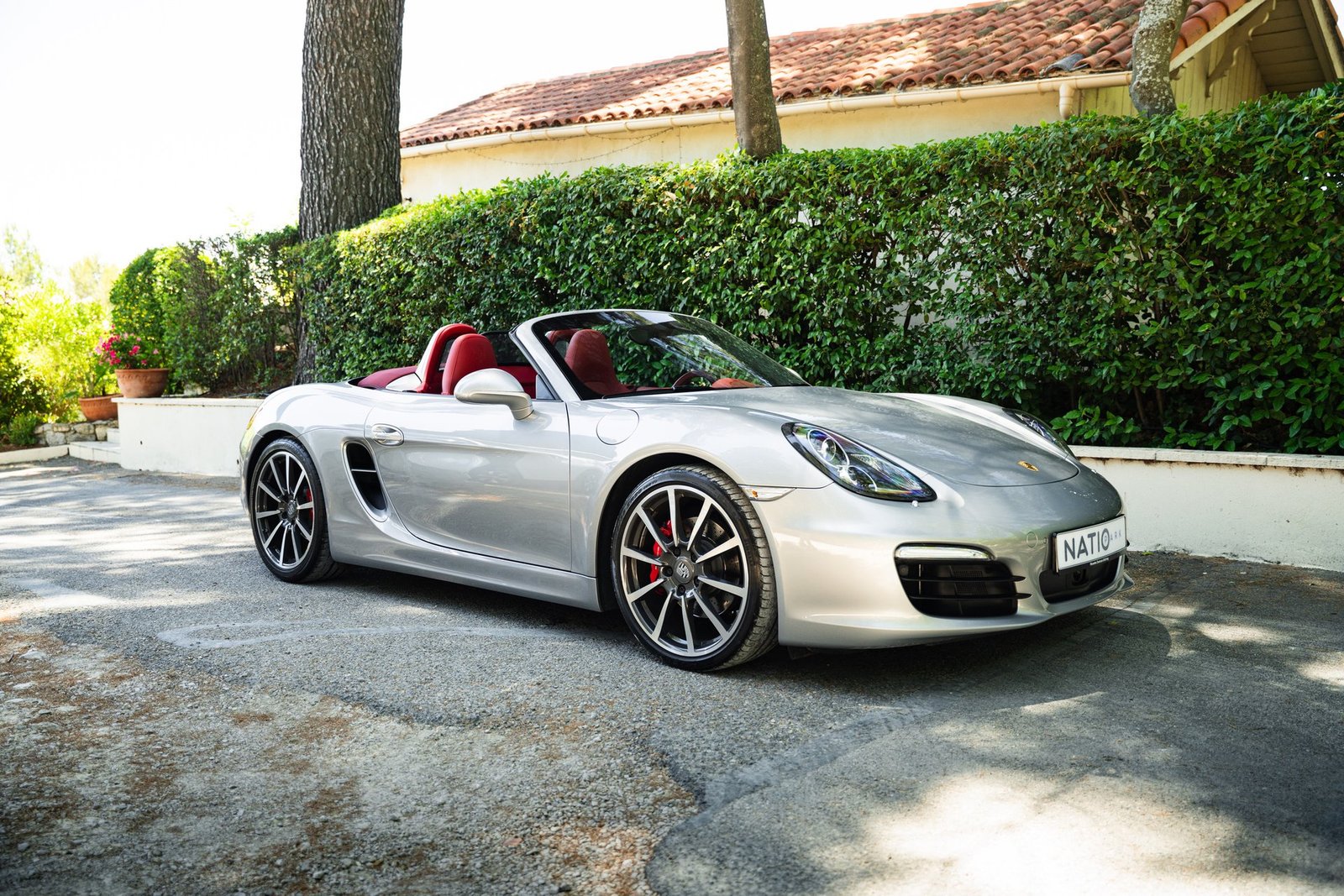 Porsche Boxster — trois-quarts avant intérieur rouge, sélection NatioPark