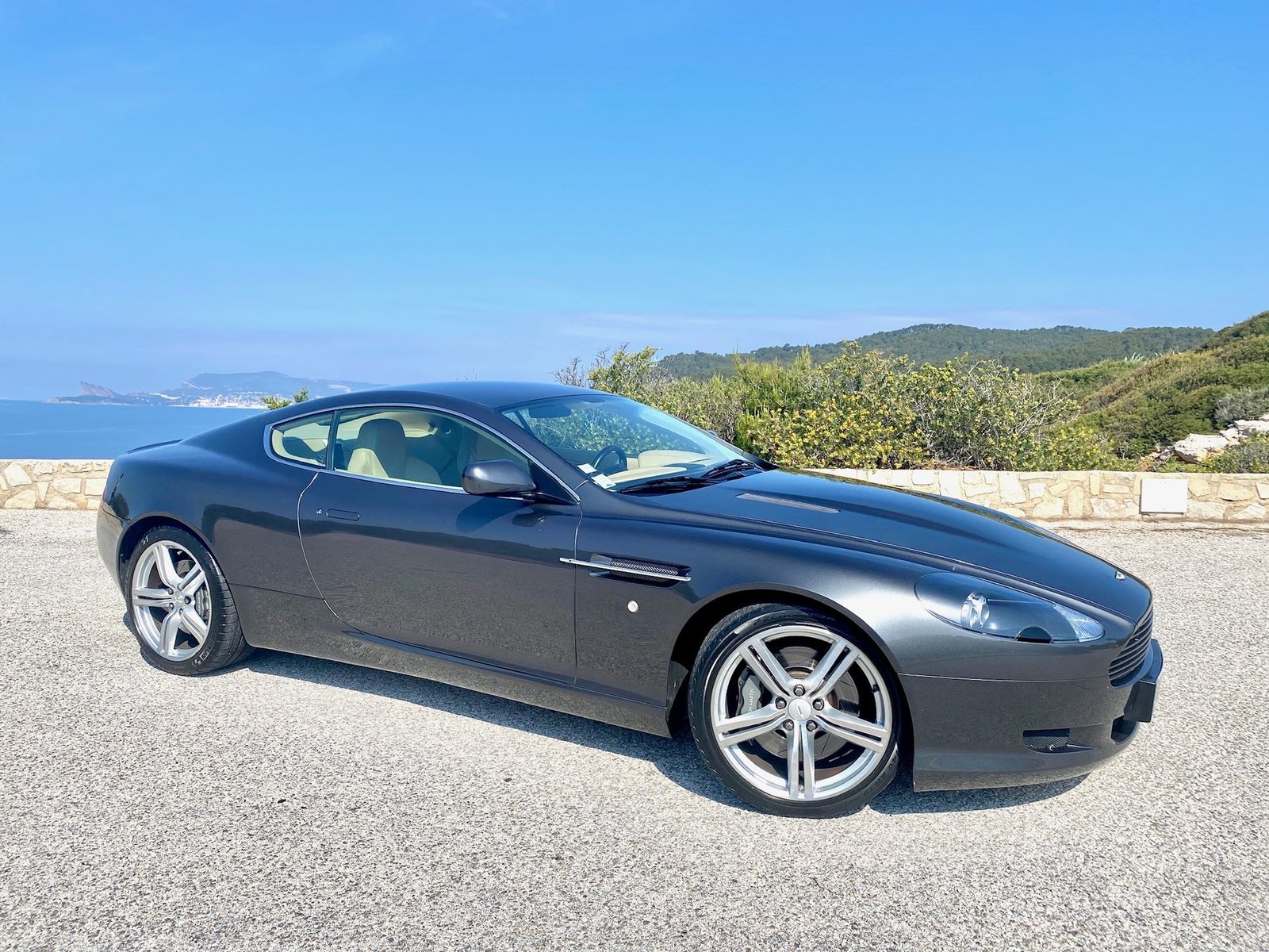 Aston Martin DB9 — trois-quarts avant, sélection NatioPark