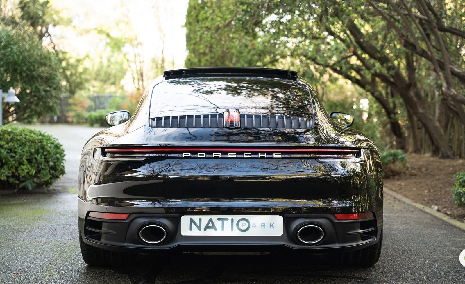 Porsche 911 noire — vue arrière, sélection NatioPark
