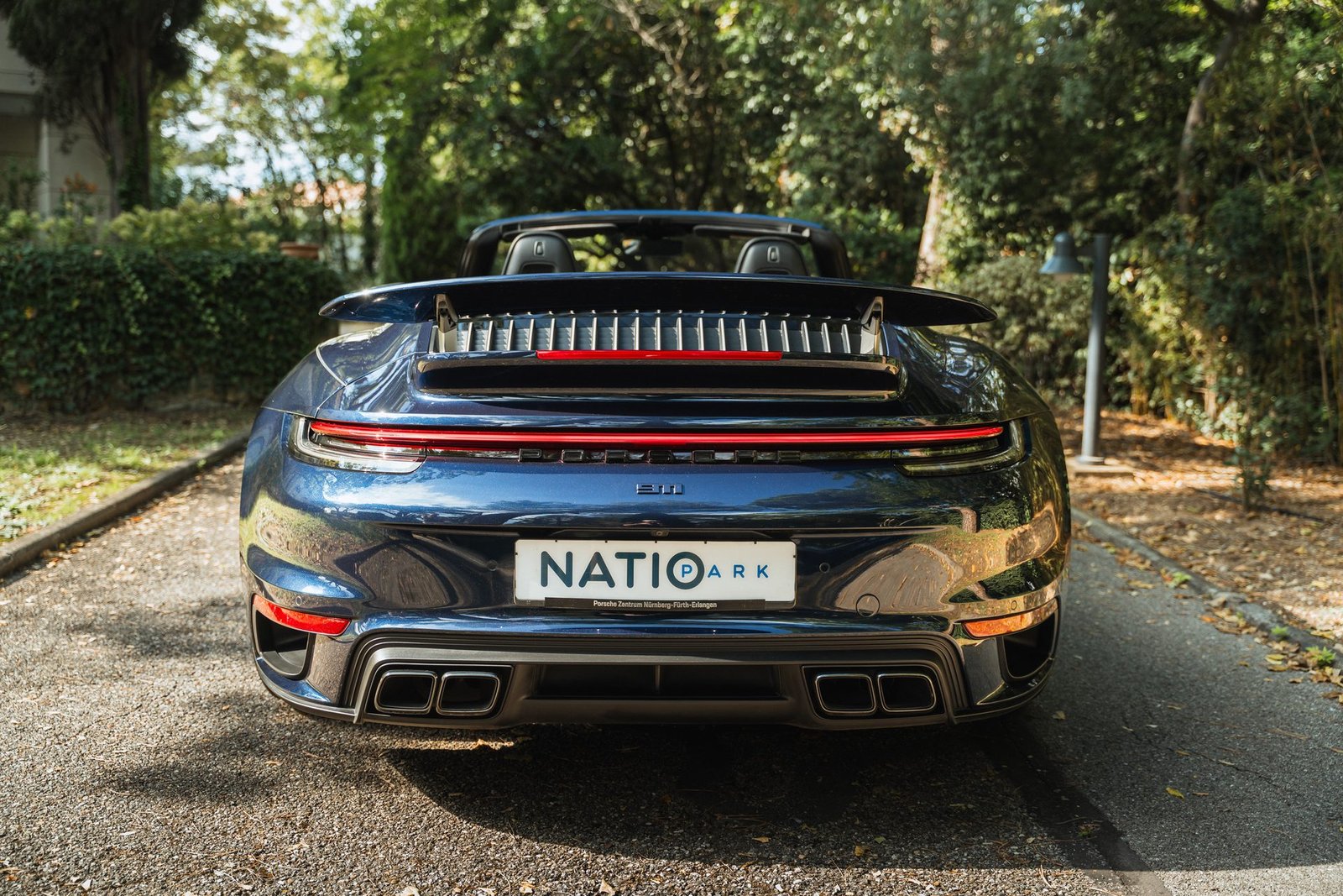 Porsche 911 Turbo S Cabriolet (992) bleue — vue arrière, sélection NatioPark